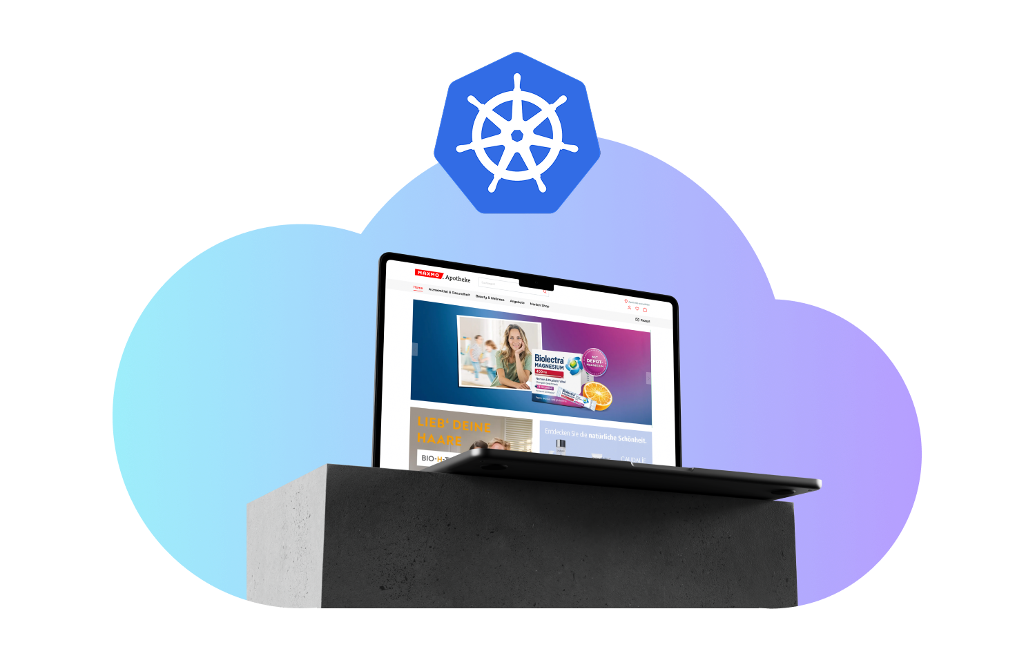 Mockup eines geöffneten Laptops mit der Website der maxmo Apotheke auf dem Bildschirm, im Hintergrund eine blau-lila Cloud mit Kubernetes-Logo oben.