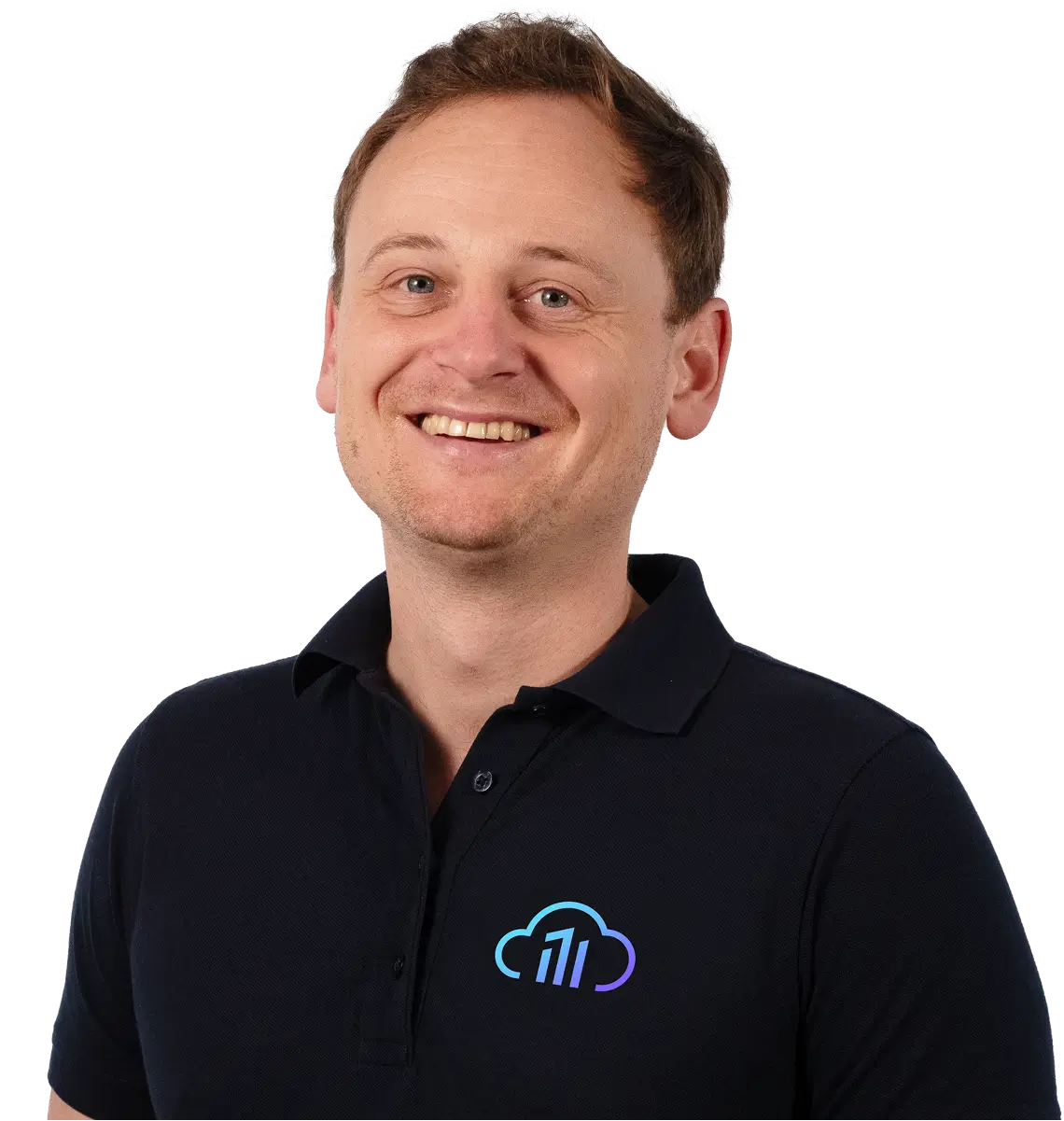 Portraitfoto von Simon Spitznagel, freundlich lächelnd, mit schwarzem Poloshirt und Firmenlogo.