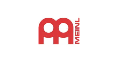 Meinl Logo in Rot mit stilisiertem Doppel-M-Symbol und vertikalem Schriftzug ‚Meinl‘ – Markenzeichen des bekannten Herstellers von Percussion- und Schlaginstrumenten