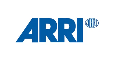 ARRI Logo in blauer Schrift mit markantem Schriftzug und kleinem ovalem ARRI-Signet – Symbol für den renommierten Hersteller von Film- und Kameratechnik.